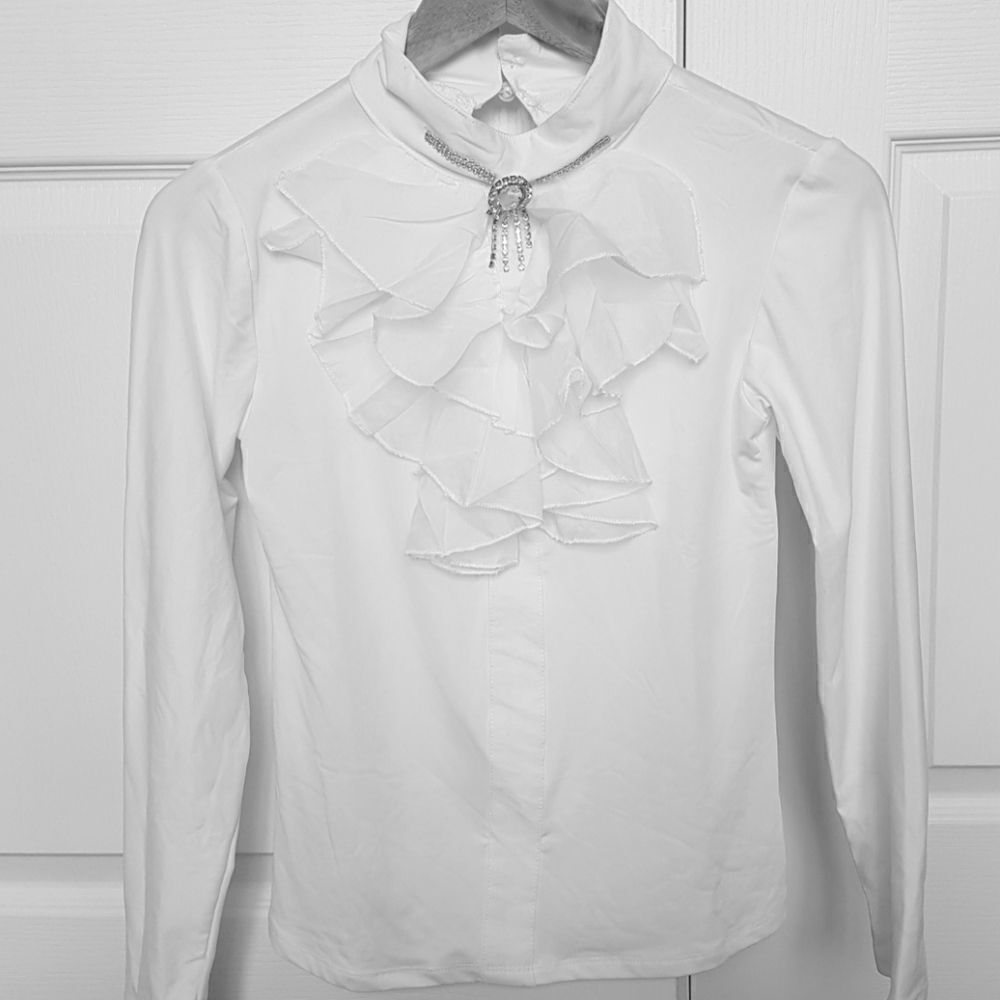 3/$20 woman white classic top white silver necklac